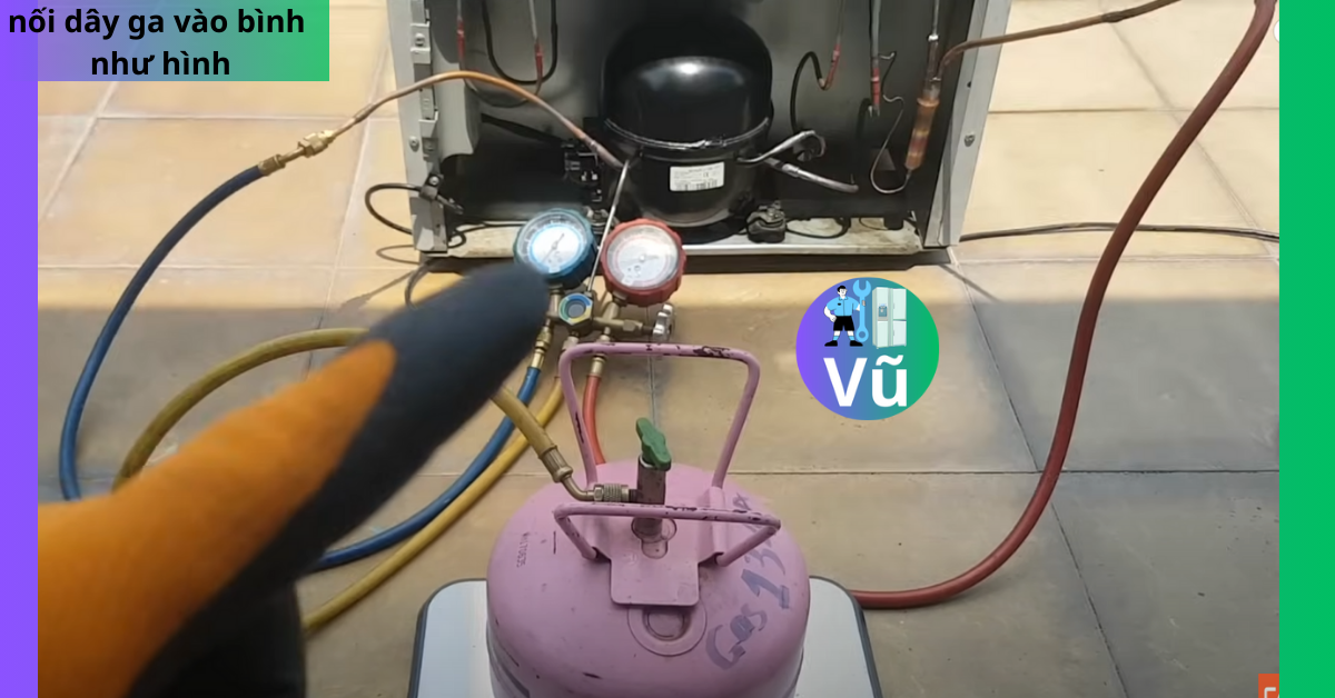 nối dây ở đồng hồ ga vào bình ga như hình để tiến hành nạp ga
